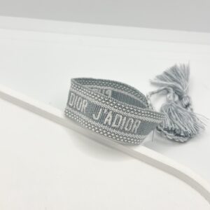 Pulsera De Tela Christhian Dior Gris Con Blanco Completa - Imagen 1