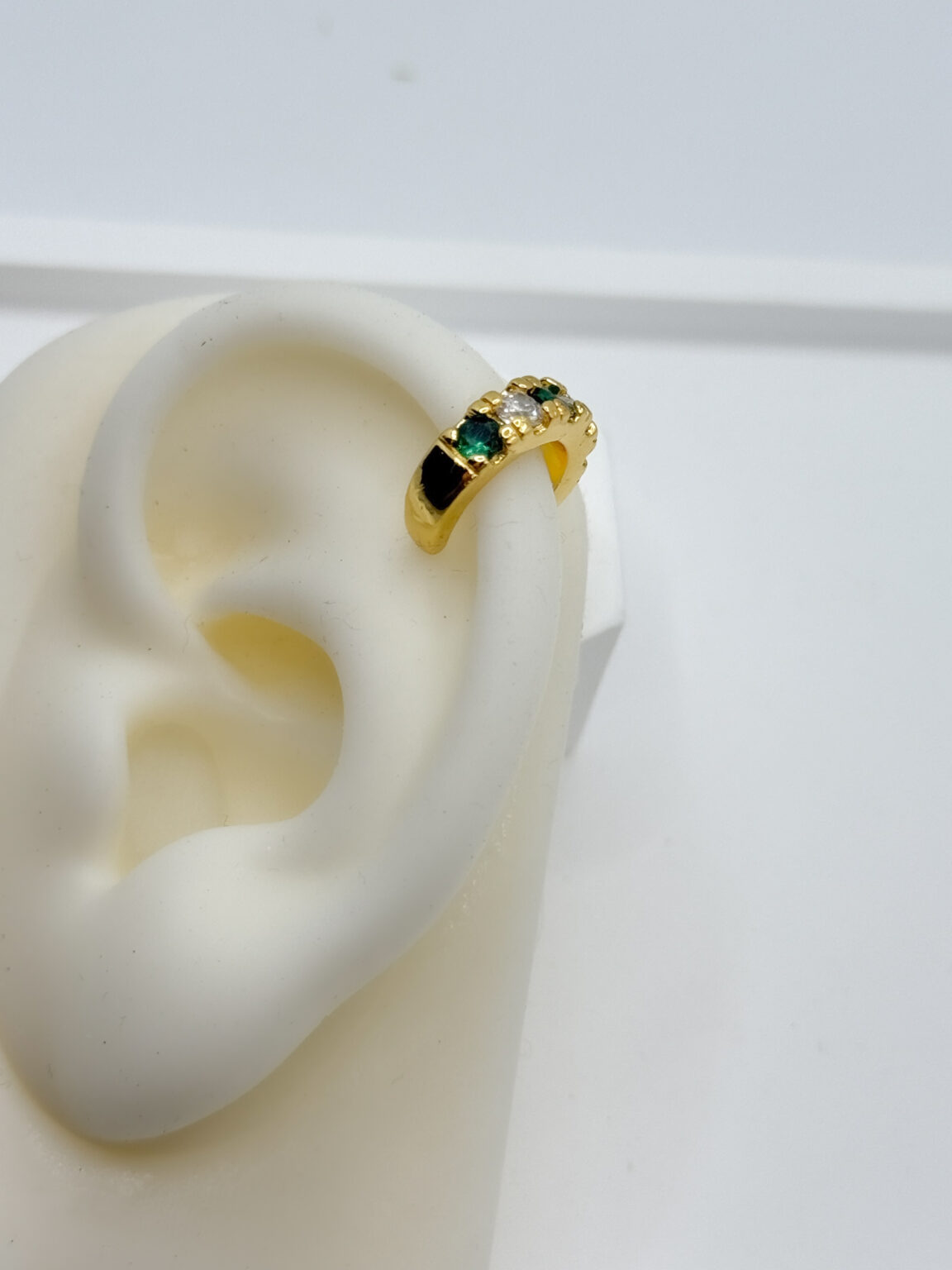 Earcuff zircón verde y blanco.....