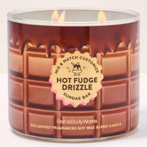 Candela de tres mechas Hot Fudge Drizzle - Imagen 1